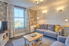 Cosy Flat Sea Views Short Walk to Shops & Pub